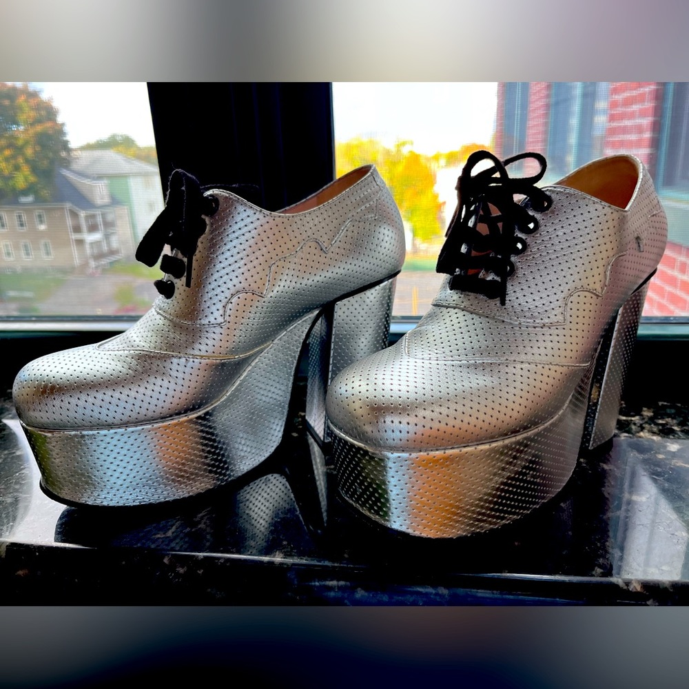 Gucci Otis 38.5 (8.5) Silver Perforated Leather Platform Laced Oxford Heel